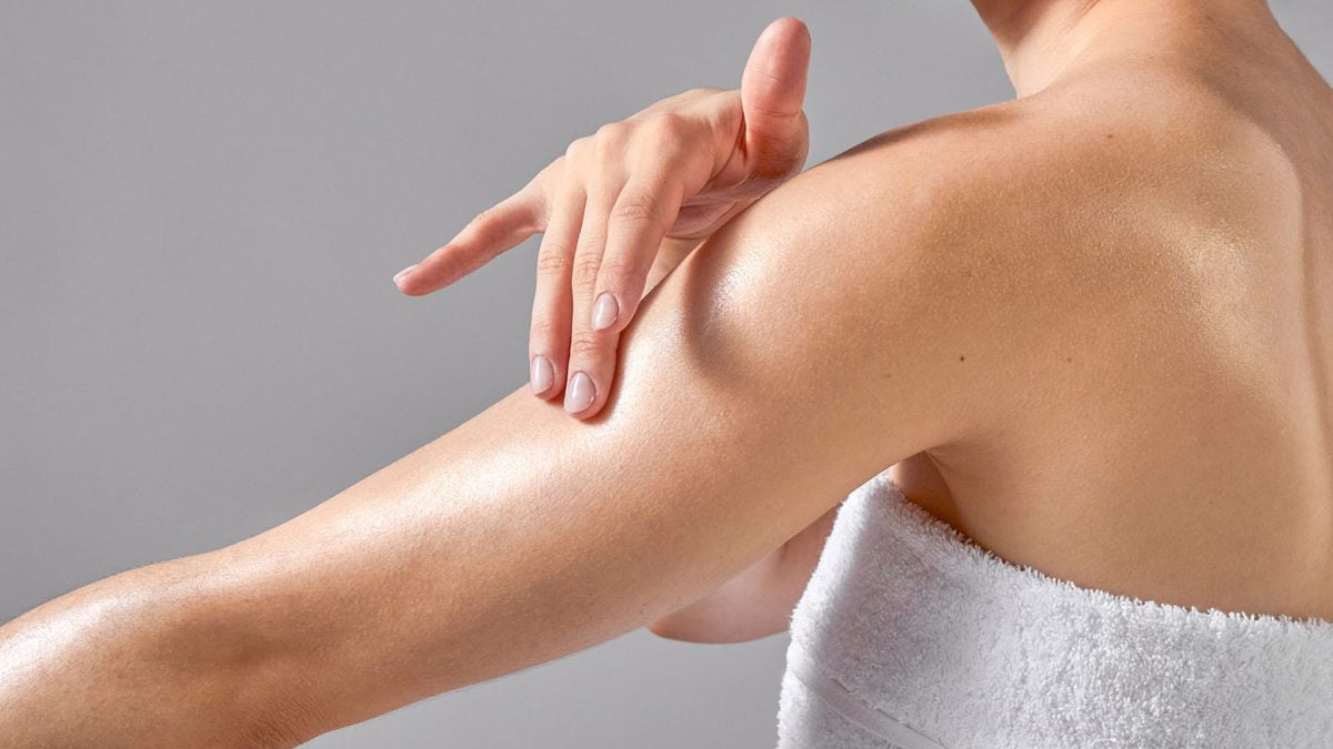 Tránh dùng dầu dưỡng thể quá đặc, chứa dầu dừa dễ gây bít tắc lỗ chân lông và mụn trứng cá