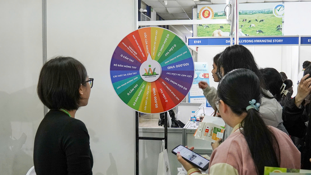 Khách tham quan hào hứng với trò chơi “Săn dấu rinh quà” tại Wellness Expo 2025 - Ảnh: Việt An/SK+