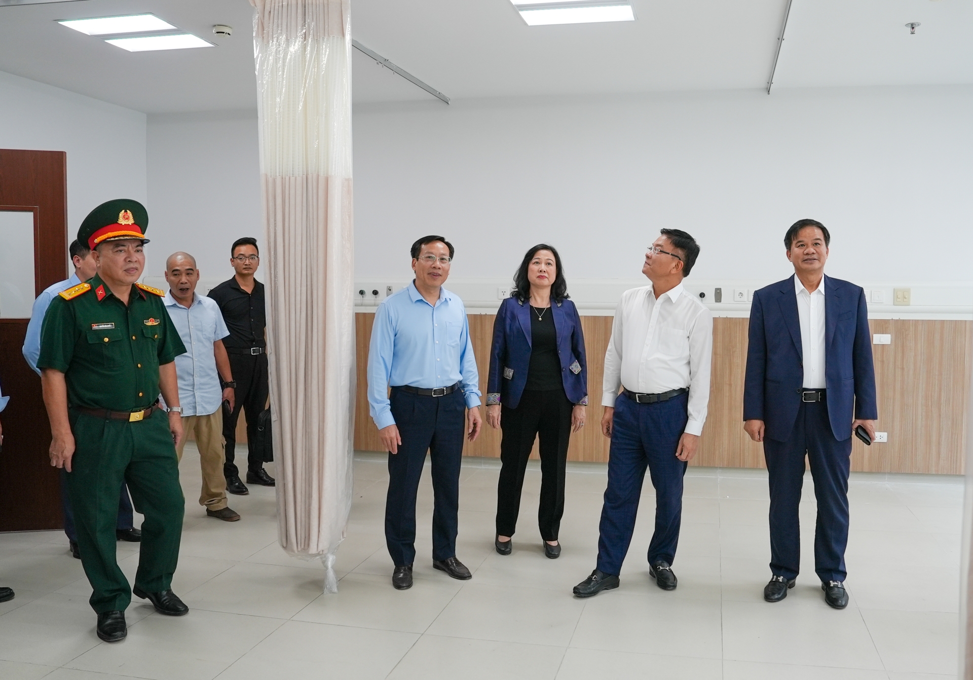 Phó Thủ tướng Lê Thành Long, Bộ trưởng Bộ Y tế Đào Hồng Lan, cùng đoàn công tác kiểm tra thực tế Bệnh viện Bạch Mai cơ sở 2 - Ảnh: Thế Anh