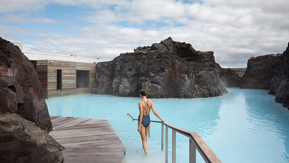 Du khách thư giãn trong làn nước tại suối nước nóng Iceland