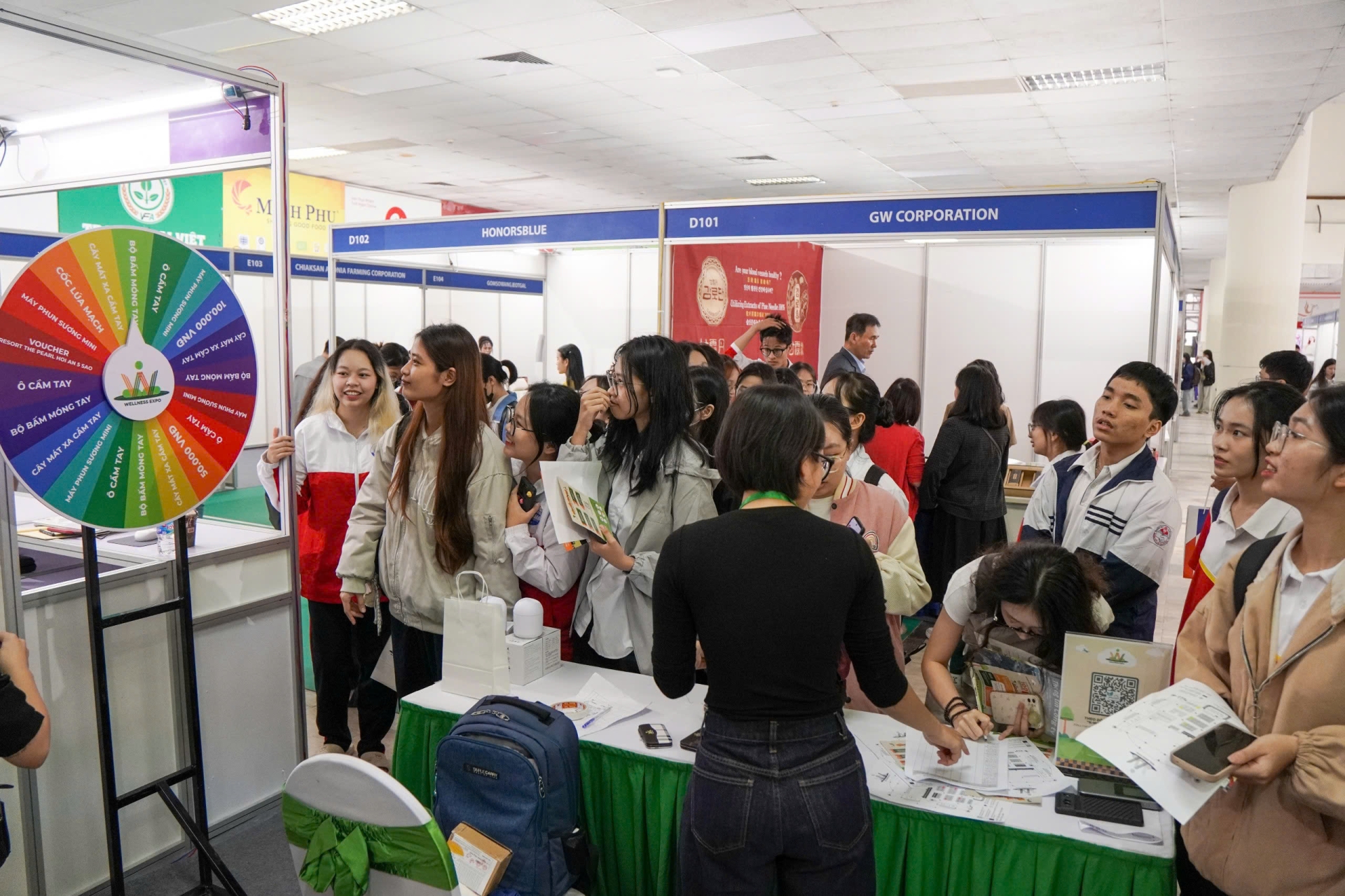 Trò chơi săn dấu rinh quà với nhiều phần quà hấp dẫn - Ảnh: Việt An/Sức khỏe+