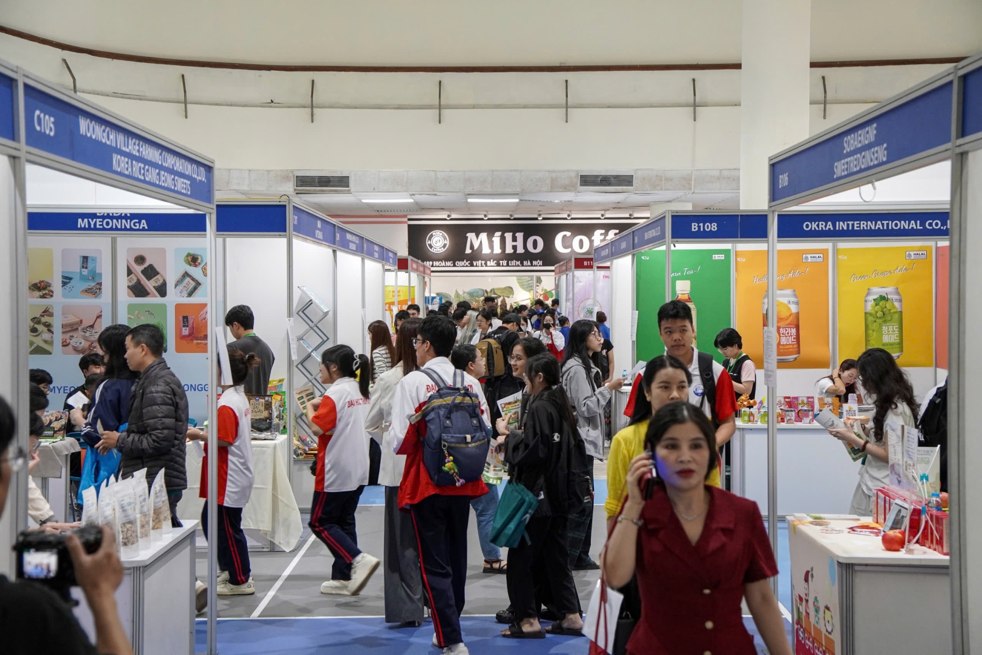 Triển lãm thu hút đông đảo khách tham quan, trong đó có nhiều bạn trẻ - Ảnh: Việt An/Sức khỏe+