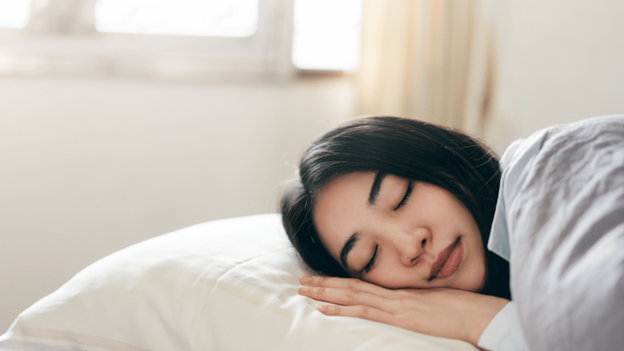 Ngủ đủ giấc và đúng giờ hỗ trợ hoạt động hormone, góp phần duy trì mật độ xương ổn định