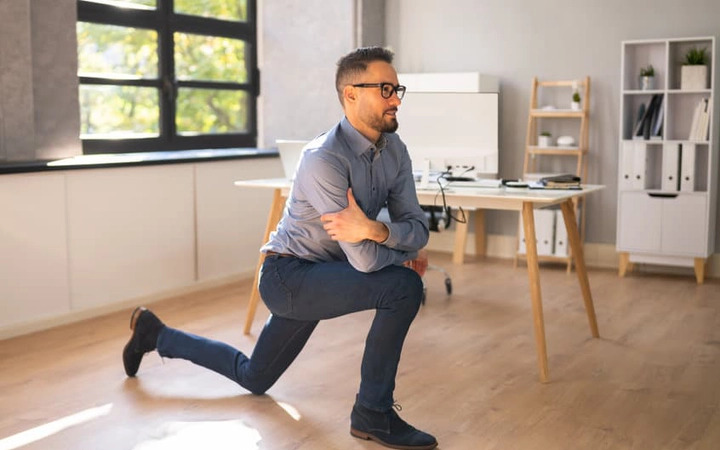 Người ngồi bàn giấy cả ngày nên dành thời gian giải lao để vận động