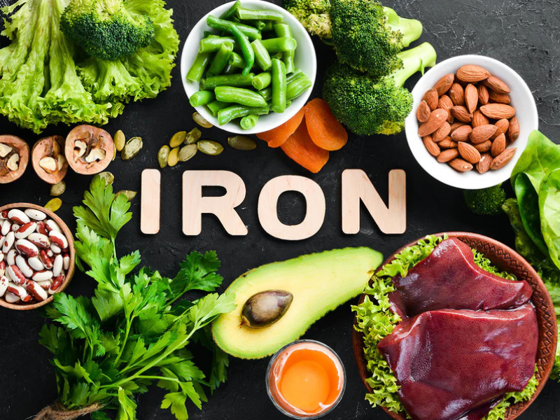 Sắt trong rau củ và các loại hạt không dễ hấp thu như sắt trong thịt, trứng