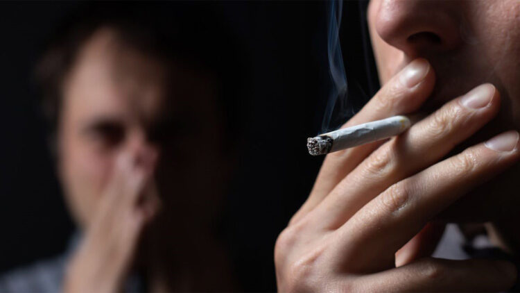 Khói thuốc lá chứa nhiều chất độc hại, là nguyên nhân hàng đầu gây đau họng