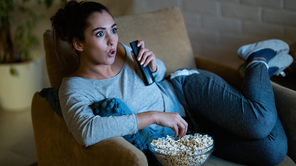 Những tư thế nửa nằm nửa ngồi khi xem phim có thể gây hại cho cột sống