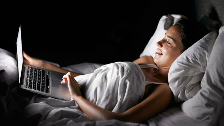 Thức đêm cày phim không chỉ hại xương khớp mà còn ảnh hưởng đến sức khỏe tinh thần