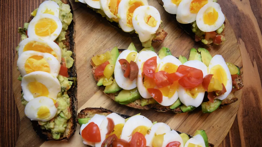 Sourdough nguyên cám là món ăn sáng lành mạnh cho người muốn kiểm soát huyết áp và bảo vệ sức khỏe tim mạch