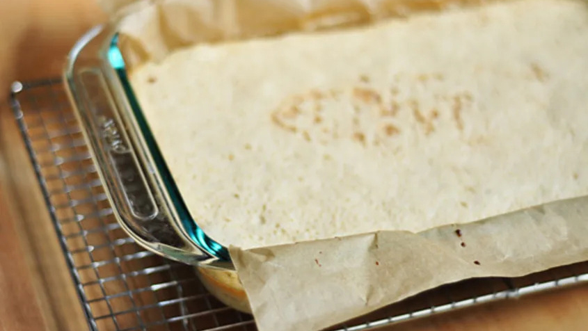 Nên sử dụng khuôn thủy tinh, gốm hoặc lót giấy nến để giảm nguy cơ tiếp xúc hóa chất từ silicone