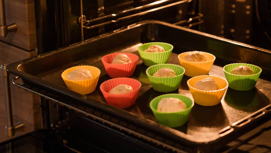 Khuôn nướng silicone có thể phát tán hợp chất siloxane vào thực phẩm và không khí khi sử dụng ở nhiệt độ cao