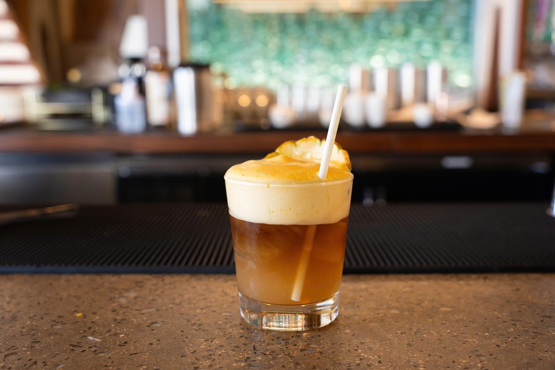 Cocktail Mai Tai với lớp bọt từ chanh dây địa phương - Ảnh: outrigger.com