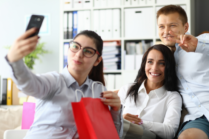 Nên nghỉ ngắn khoảng 1–2 phút mỗi giờ làm việc để giúp đầu óc tập trung trở lại.