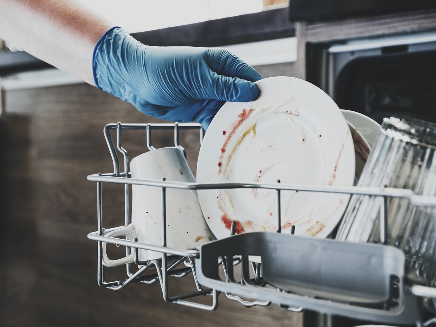 Chỉ cần gạt bỏ thức ăn thừa trước khi cho vào máy