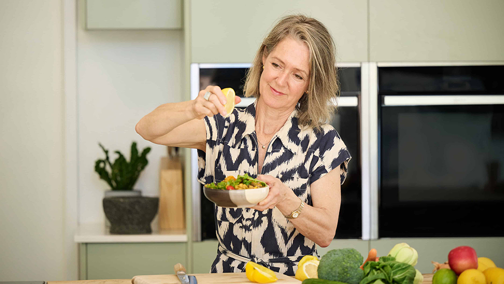 Bác sĩ Clare Bailey Mosley kết hợp chạy bộ và chế độ ăn nhiều rau, đậu, hạt giúp giữ cân nặng hợp lý