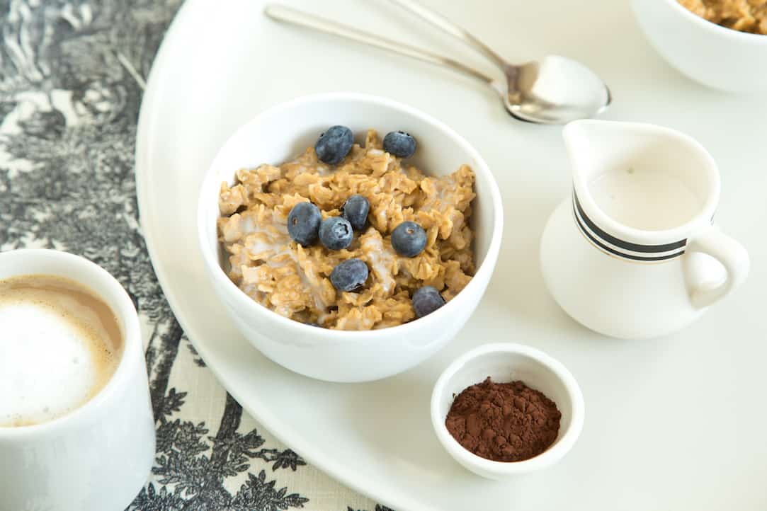 Bữa sáng giàu chất xơ làm từ yến mạch phù hợp cho người đang cần kiểm soát cân nặng