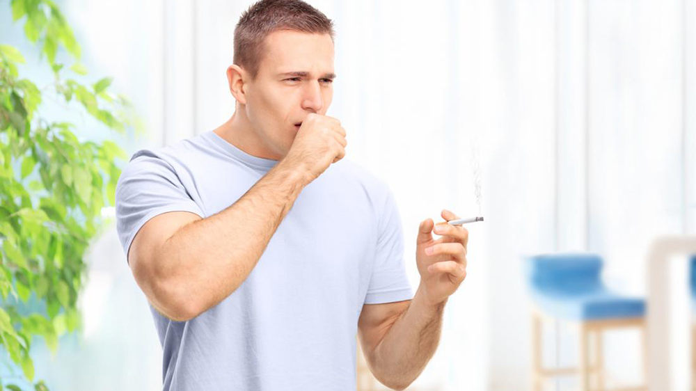 Khói thuốc lá dễ gây ho khan