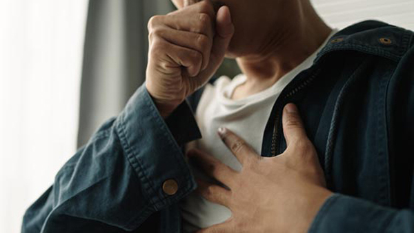 Ho có đờm do viêm phế quản, viêm phổi có thể gây tức ngực