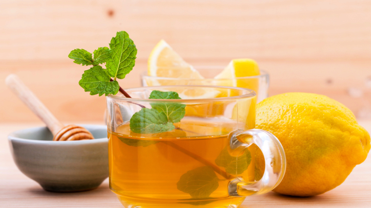 Nước chanh mật ong và trà bạc hà ấm giúp làm dịu cổ họng, hỗ trợ giảm ho tạm thời