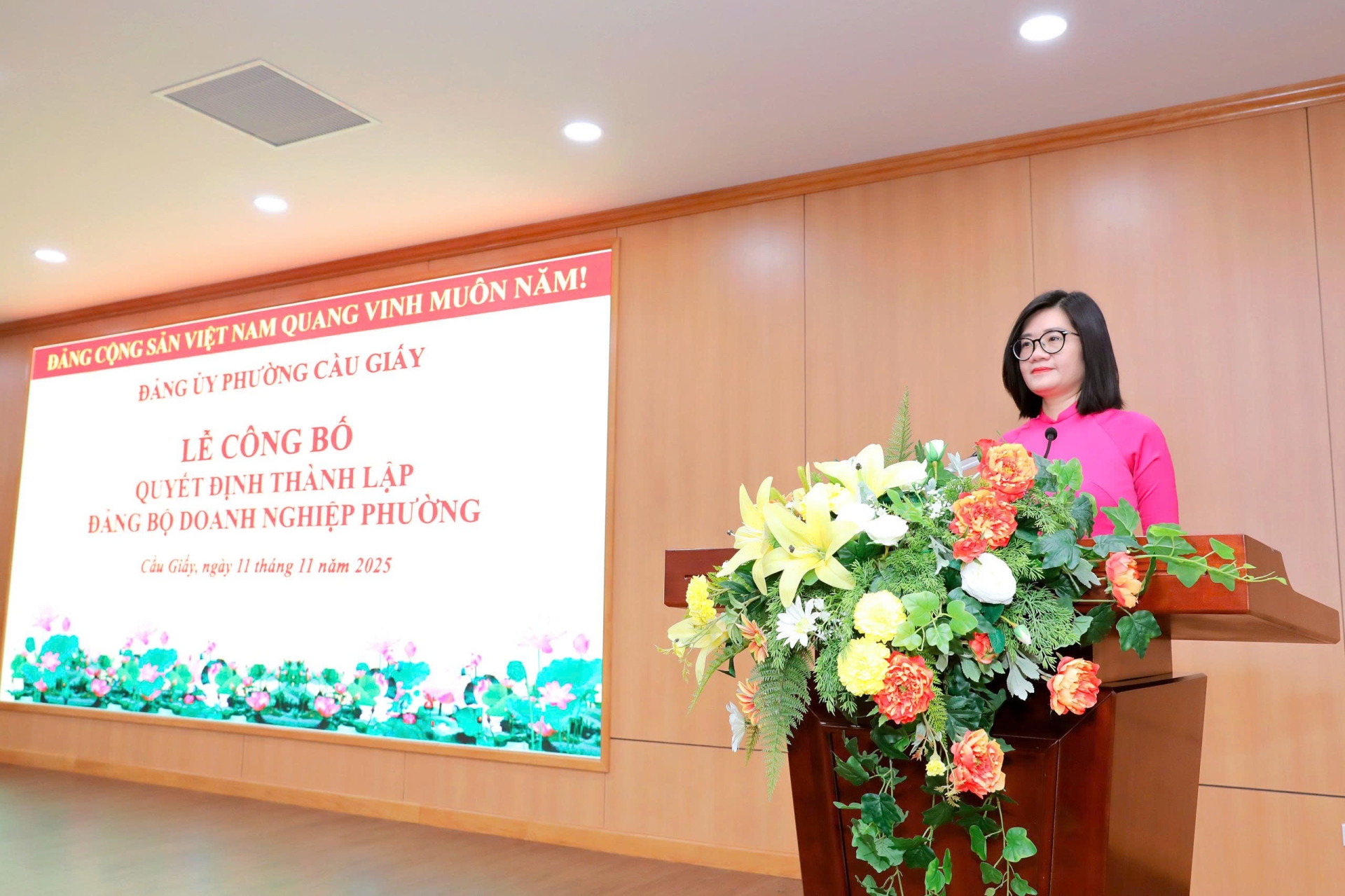 Đồng chí Tống Hương Giang, Phó Trưởng ban Xây dựng Đảng công bố quyết định thành lập Đảng bộ Doanh nghiệp phường