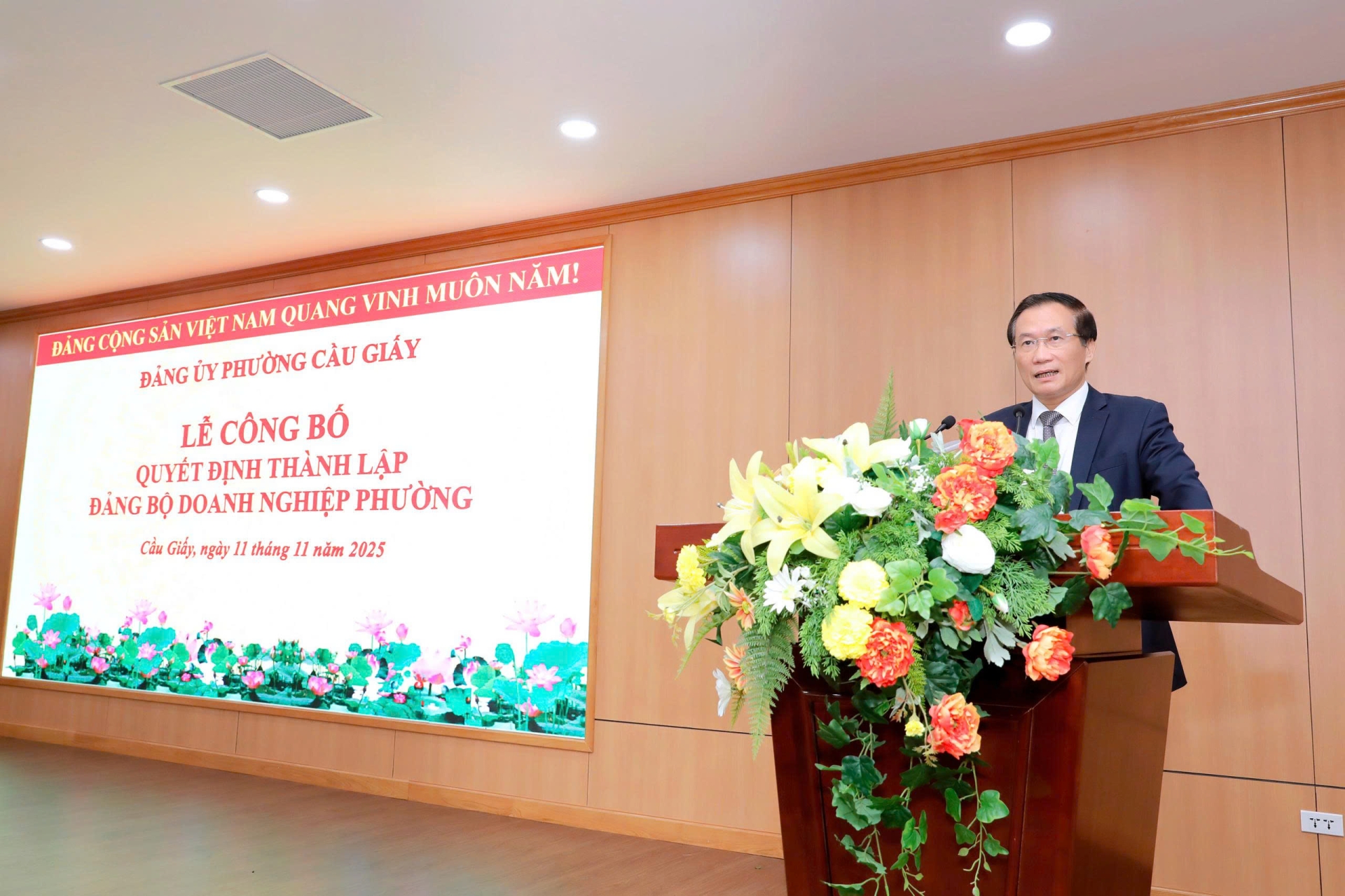 Đồng chí Phạm Ngọc Anh, Phó Bí thư Thường trực Đảng ủy phường phát biểu tại buổi lễ