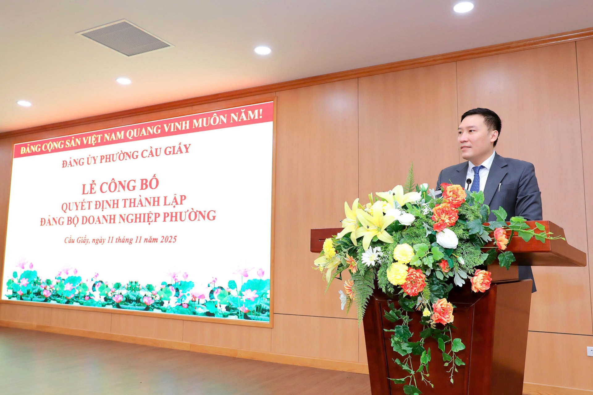 Đồng chí Nguyễn Anh Tuấn, Đảng ủy viên, Bí thư Đảng bộ Doanh nghiệp phát biểu tại buổi lễ