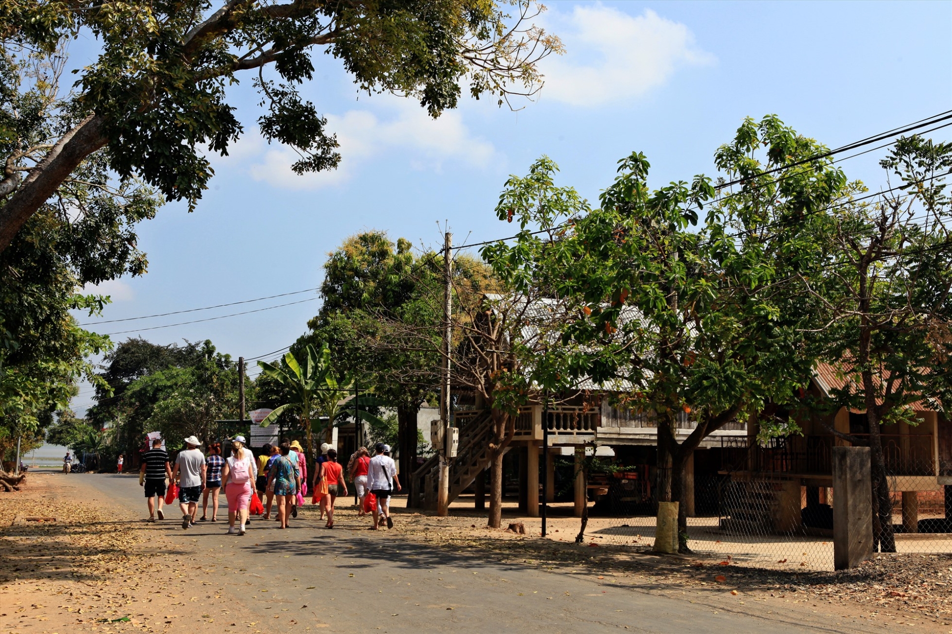 Vẻ đẹp của buôn M’Liêng thu hút nhiều khách du lịch nước ngoài ưa khám phá văn hóa Tây Nguyên - Ảnh: laodong.vn