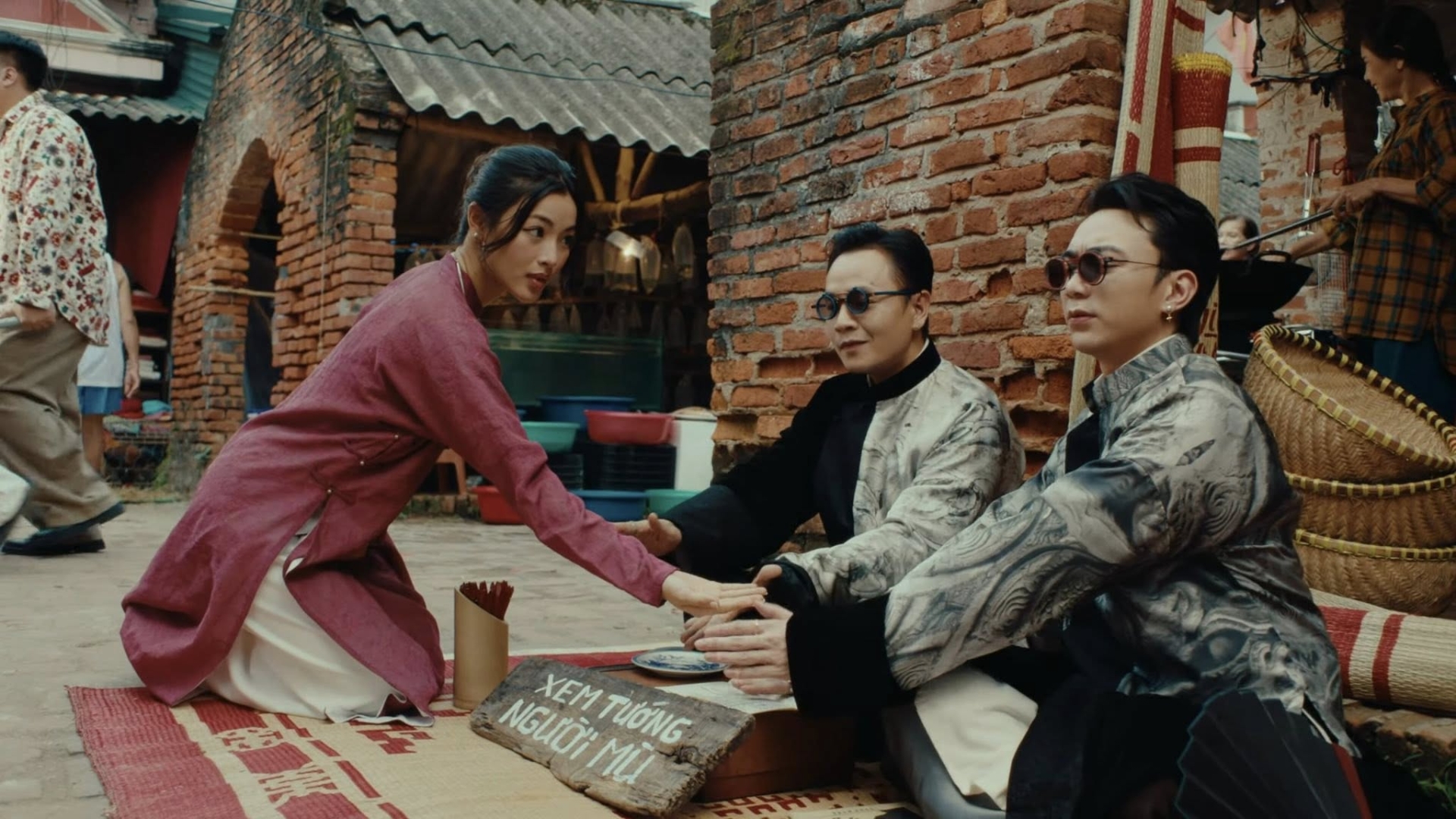 Phân cảnh thầy bói xem voi được quay tại chợ Nôm - Hình ảnh từ MV