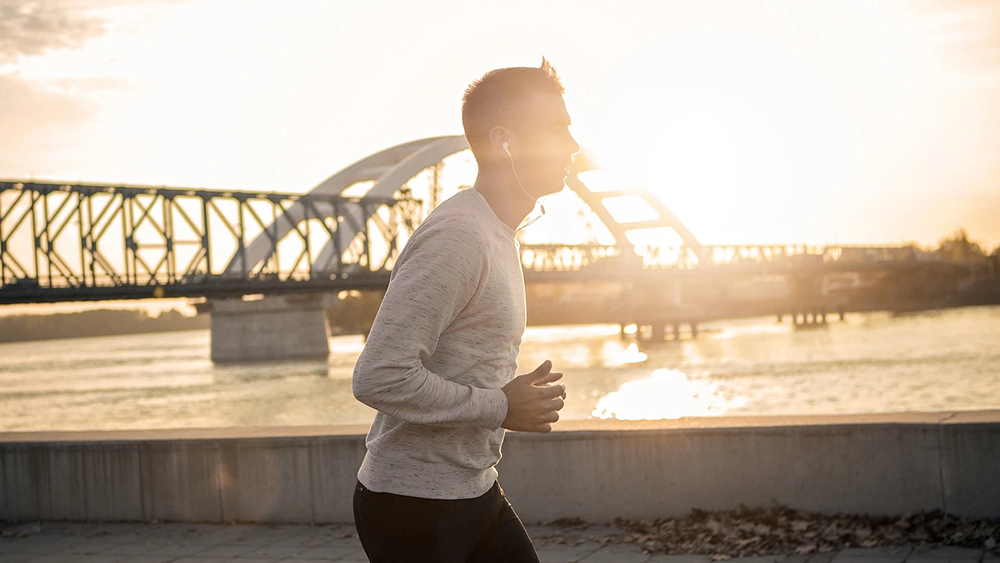 Phơi nắng vài phút mỗi sáng hỗ trợ cơ thể tổng hợp vitamin D, tốt cho sức khỏe đường ruột