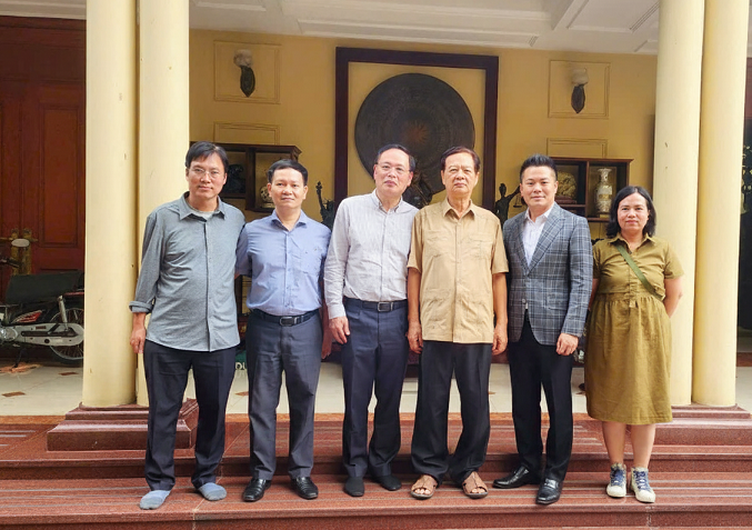 Tác giả (giữa) và các đồng nghiệp tại Tạp chí Sức Khỏe + tới thăm ông Ba tại nhà riêng 