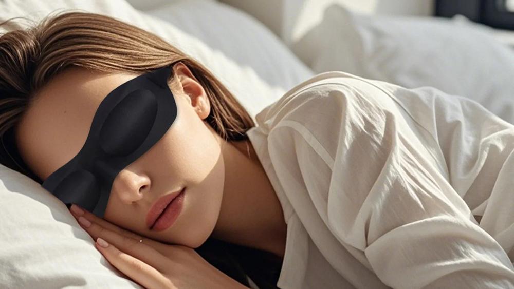 Đeo kính ngủ chuyên dụng hỗ trợ giữ độ ẩm cho mắt suốt đêm