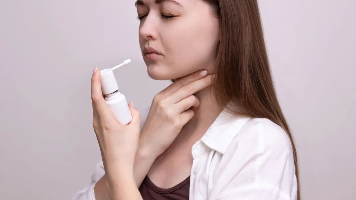 Xịt họng thảo dược giúp làm dịu niêm mạc, giảm đau rát họng