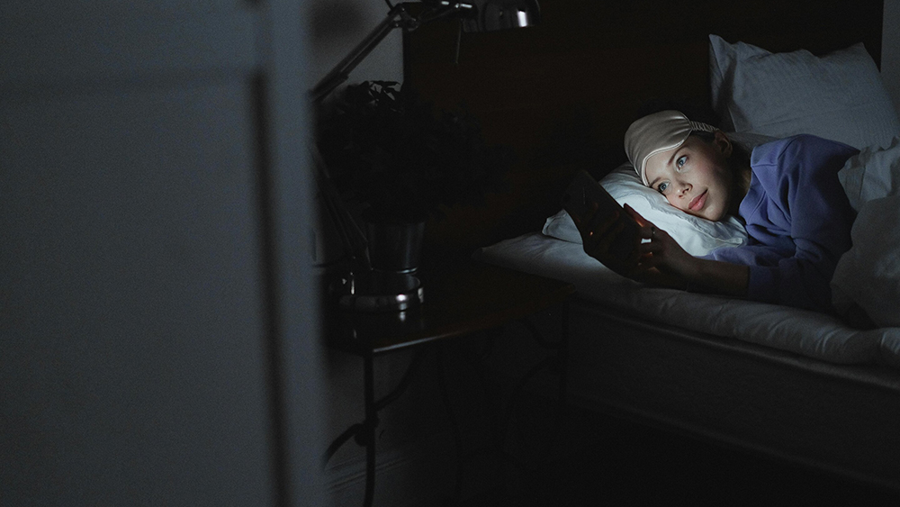 Ánh sáng mạnh từ điện thoại cản trở giấc ngủ, ảnh hưởng xấu tới sức khỏe tim mạch