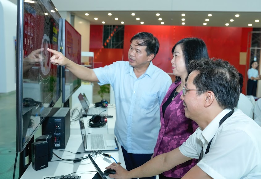 PGS.TS Đào Xuân Cơ - Giám đốc Bệnh viện Bạch Mai giới thiệu với Bộ trưởng Bộ y tế Đào Hồng Lan về Ứng dụng AI trong chẩn đoán ung thư phổi tại Triển lãm “80 năm hành trình Độc lập - Tự do - Hạnh phúc” 