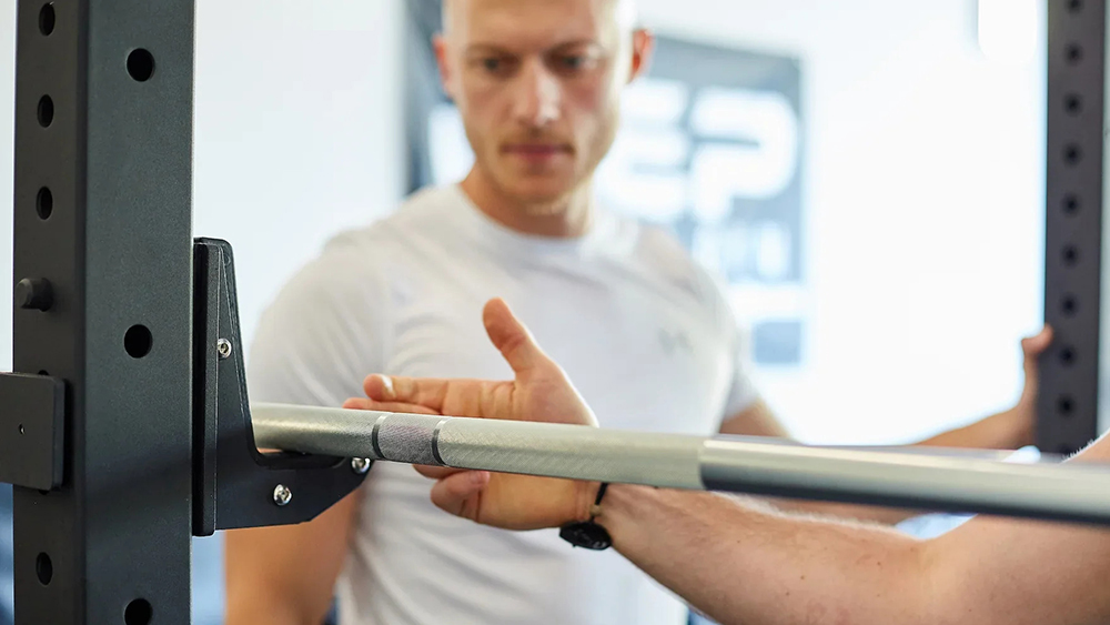 Các họa tiết hình thoi được khắc trên thanh tạ để tạo độ bám cho người tập