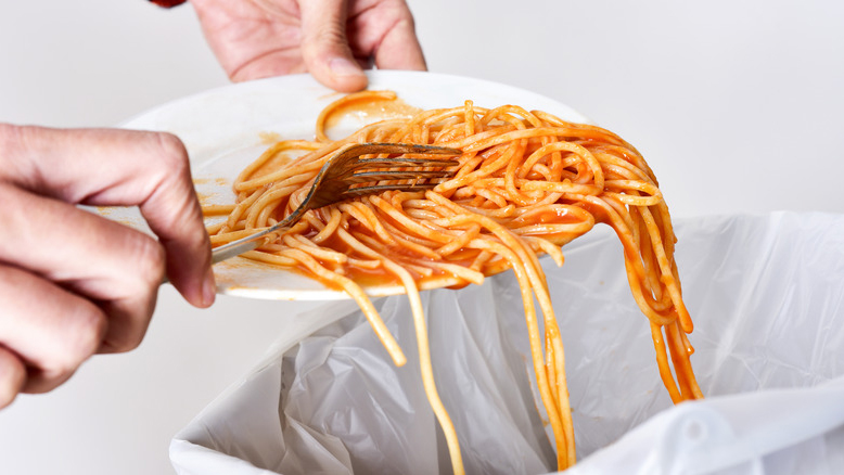 Mì Ý có dấu hiệu nhớt, mùi chua khó chịu và màu sắc sẫm lại cần bỏ ngay để tránh nguy cơ ngộ độc thực phẩm