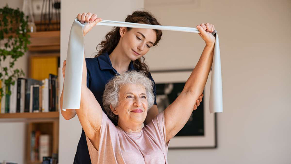 Tập với dây kháng lực giúp tăng sức mạnh cơ quanh khớp, phù hợp với người cao tuổi