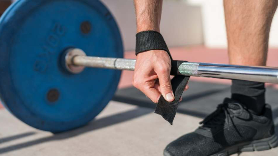 Dây đeo cổ tay giúp giữ chắc thanh đòn khi tập các bài kéo tạ nặng như deadlift
