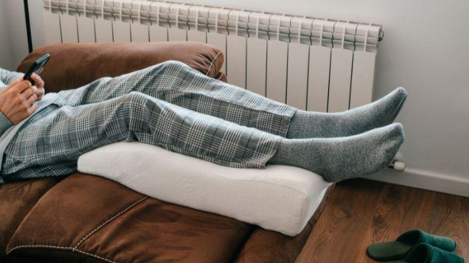 Nâng cao chân khi ngủ giúp giảm sưng khớp ngón chân cái và hạn chế cơn đau gout ban đêm hiệu quả
