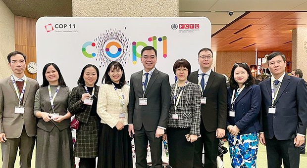 Đoàn Việt Nam tham dự COP 11 gồm các đại biểu đến từ Bộ Y tế, Văn phòng Chính phủ, Bộ Tài chính...