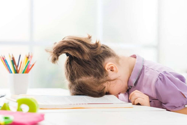 Vì những biểu hiện dễ gây nhầm lẫn nên ADHD ở bé gái thường bị phát hiện và chẩn đoán muộn hơn.