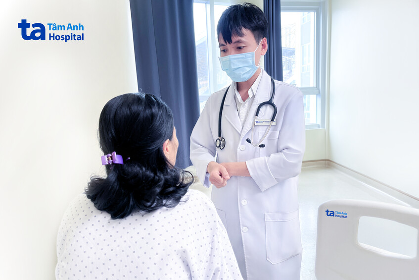 BS. Luân căn dặn bệnh nhân tuân thủ phác đồ điều trị - Ảnh: Bệnh viện Đa khoa Tâm Anh