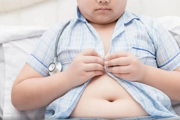 Trẻ bị béo phì có nguy cơ tăng huyết áp là rất cao, cùng với đó là nguy cơ mắc các bệnh chuyển hoá khi lớn