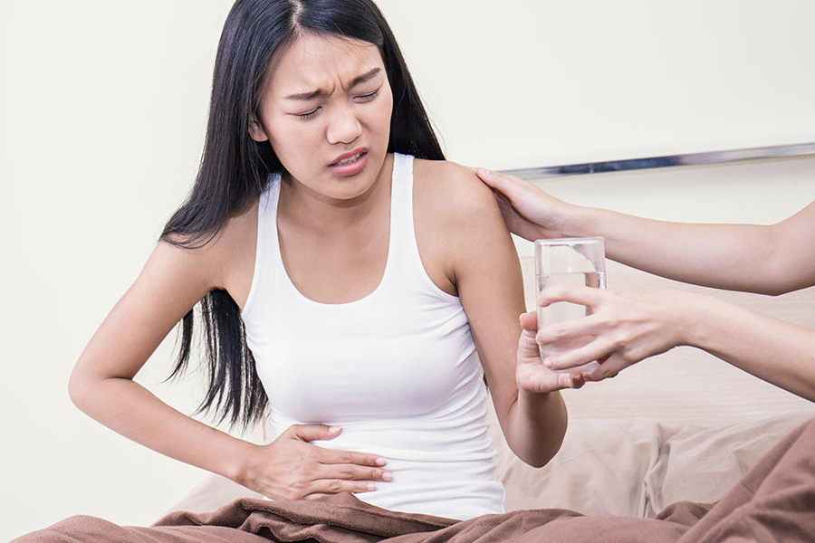 Các biện pháp giảm đau bụng kinh gồm chườm ấm, dùng thuốc giảm đau và duy trì lối sống lành mạnh