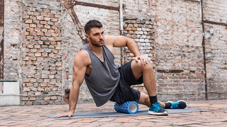 Sử dụng con lăn massage giúp giảm đau mỏi cơ bắp sau khi tập luyện