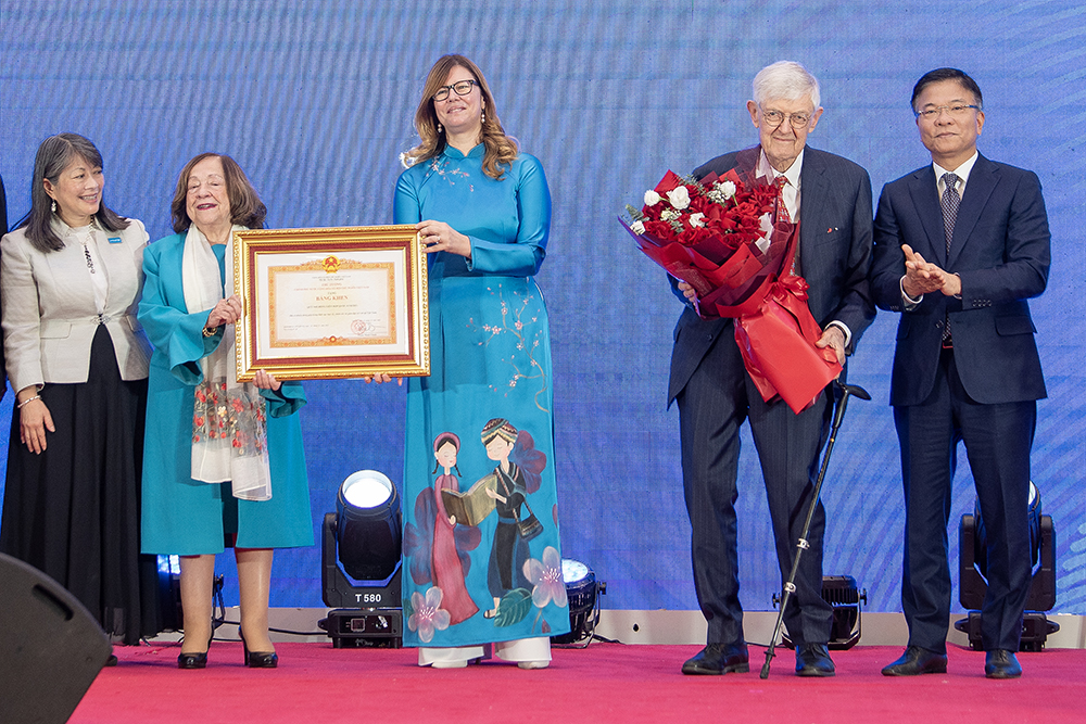 Phó Thủ tướng Lê Thành Long trao tặng bằng khen của Thủ tướng Phạm Minh Chính cho Quỹ Nhi đồng Liên Hợp Quốc (UNICEF) tại Việt Nam về đóng góp trong chăm sóc, giáo dục và bảo vệ trẻ em