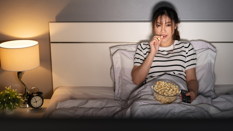 Ánh sáng ban đêm từ điện thoại, TV làm giảm hormone melatonin, khiến bạn khó buồn ngủ và khó vào giấc sâu