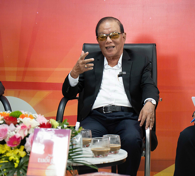 Nhà báo Trần Ngọc Châu chia sẻ tại buổi tọa đàm - Ảnh: Nguyễn Hiệp/Sức khỏe+