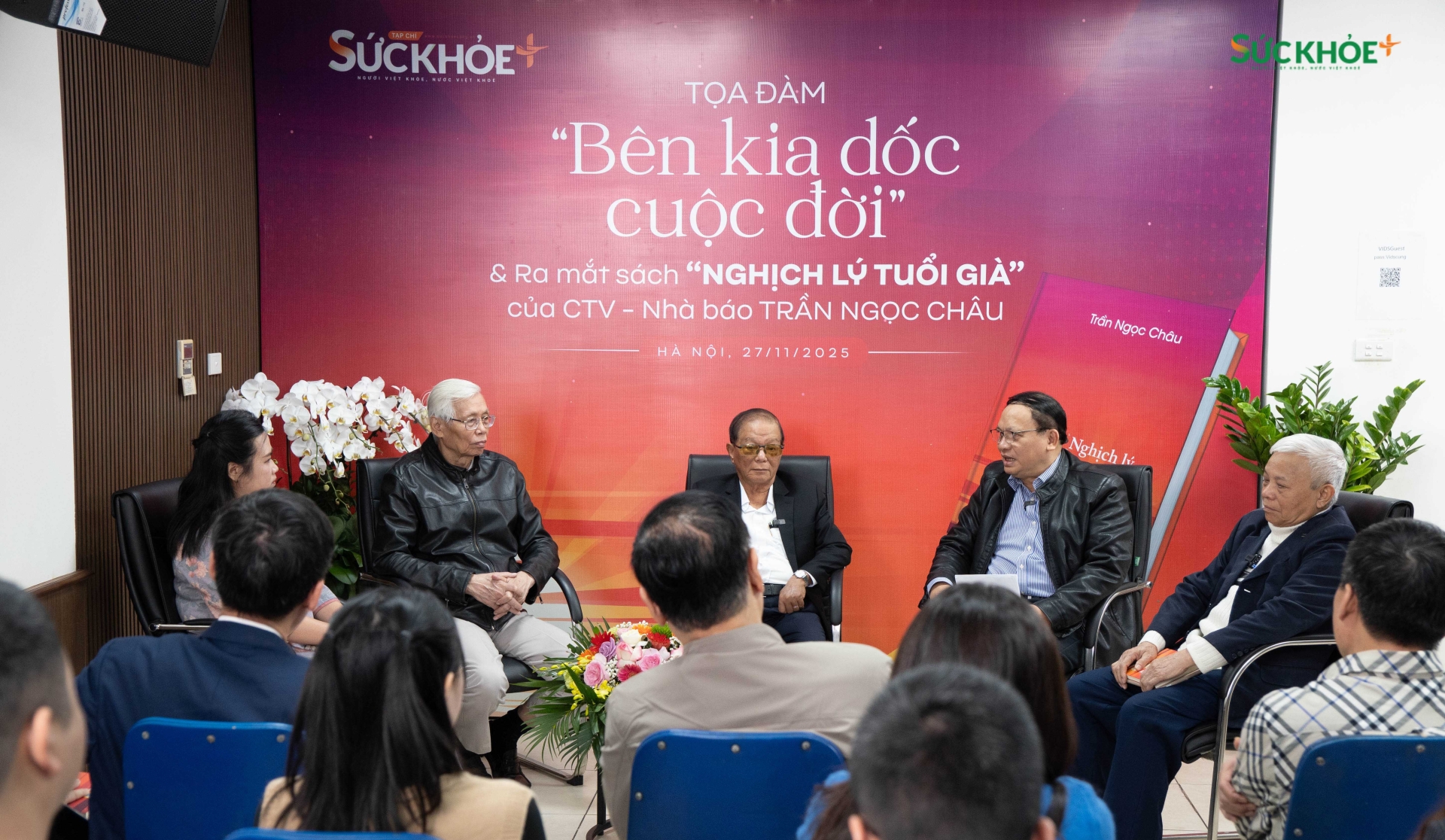 Buổi tọa đàm Bên kia dốc cuộc đời do Tạp chí Sức Khỏe+ tổ chức mang đến một cách tiếp cận vấn đề vừa quen vừa lạ, đó là cá nhân hóa câu chuyện về tuổi già, tạo cơ hội cho những người đã đi qua nửa bên kia của cuộc đời chia sẻ về các vấn đề Sức Khỏe tinh thần và thể chất của bản thân.