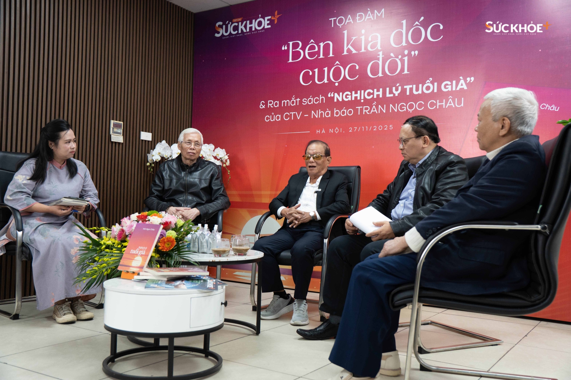 4 diễn giả khách mời gồm: PGS.TS Lê Văn Truyền, Chuyên gia cao cấp dược học, Nguyên Thứ trưởng Bộ Y tế, Phó Tổng Biên tập của Tạp chí Sức Khỏe+; TS. Nhà báo Trần Ngọc Châu, Cố vấn cao cấp Forbes Việt Nam, Nguyên Tổng thư ký tòa soạn báo Tuổi trẻ, tác giả cuốn Nghịch lý tuổi già; TS. Hoàng Phong Hà, Nguyên Quyền Giám đốc - Tổng Biên tập Nhà xuất bản Chính trị Quốc gia Sự Thật; nguyên Uỷ viên Hội đồng khoa học các cơ quan Đảng Trung ương và GS.TS Trịnh Quân Huấn, Nguyên Thứ trưởng Bộ Y tế, Chủ tịch Hội đồng Đạo đức trong nghiên cứu y sinh Viện Thực phẩm Chức Năng.